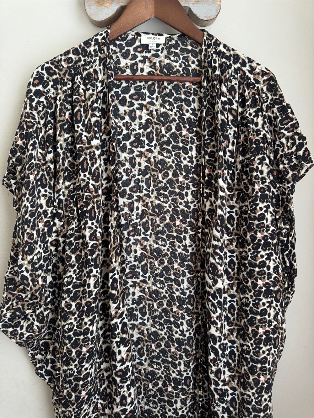 UMGEE Leopard Print Lightweight Kimono size small small ( oversized ) - Picture 2 of 6